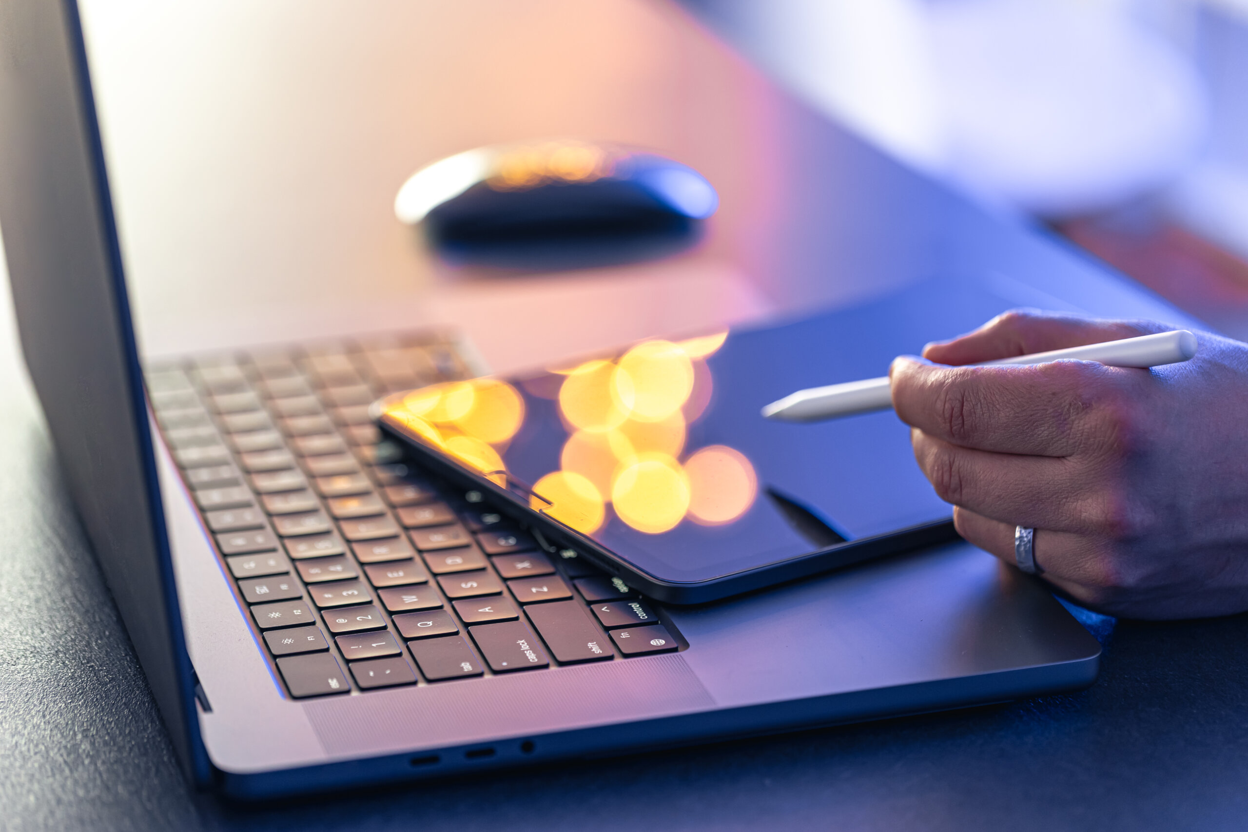 pessoa mechendo no computador e tablet
